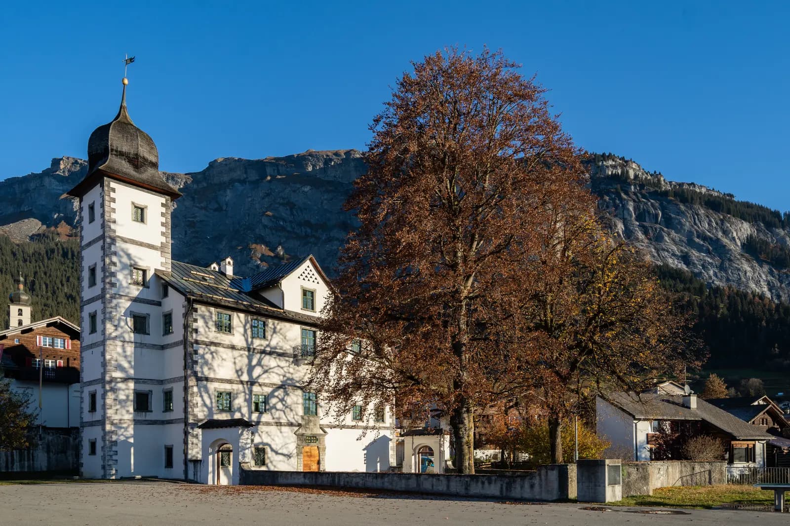 Historisches Gemeindegebäude in den Bergen – unser Arbeitsumfeld